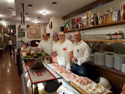 ...e la famiglia Botta, fondatrice 45 anni del locale omonimo in via Carulli